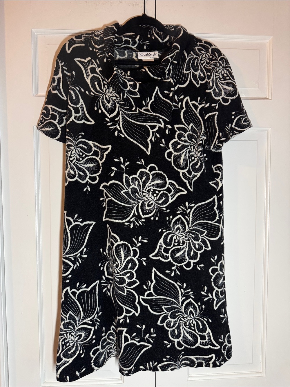 EUC NorthStyle Black with White Floral Pattern Knit Dress Cute Drape Collar